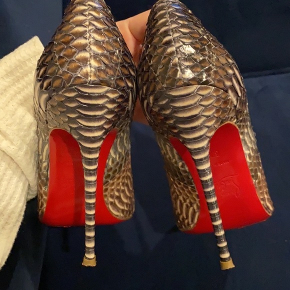 Christian Louboutin / Decollete Snake Décolleté 100 Point Toe Pumps 37.5 7.5 - Picture 9 of 13